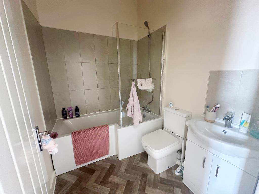 Lot: 136 - MIXED USE INVESTMENT IN TOWN CENTRE - Middle flat bathroom with W.C.